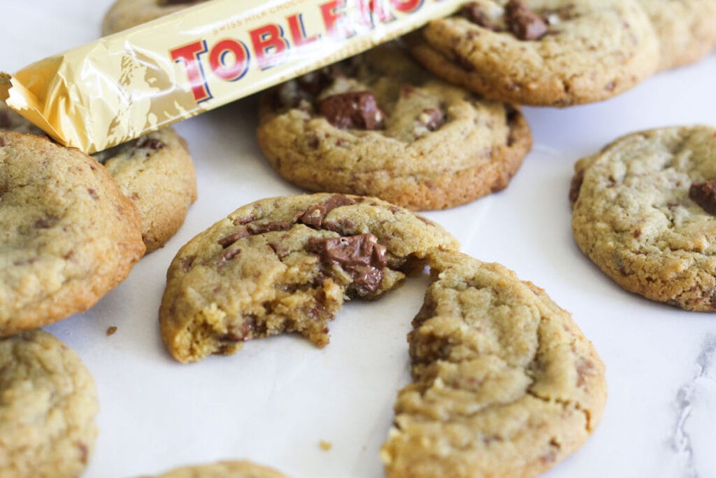 Cookies broken in half, laid next to each other with a toblerone bar on top.