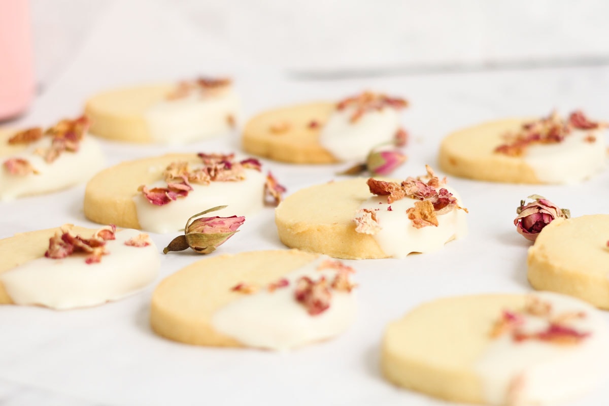 Cookies with white chocolate and rose petals.